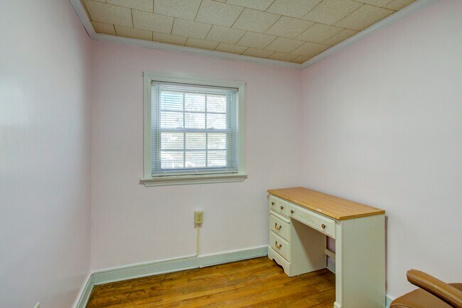 Building Photo - 824 Wabank St