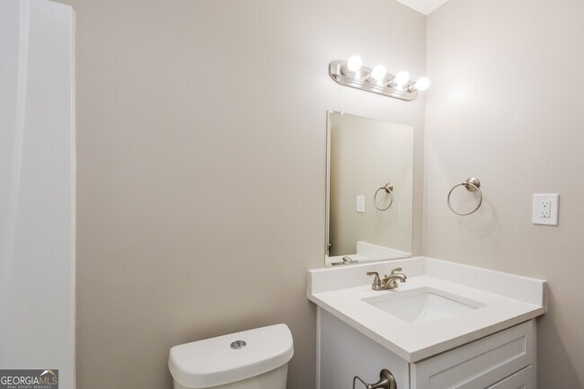 Building Photo - 4585 Old Lake Dr