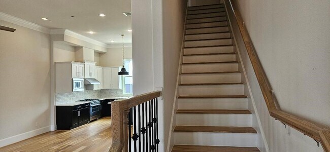 Building Photo - 712 Cage St