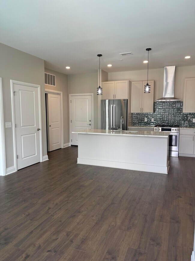 Building Photo - 6633 Dale Dr