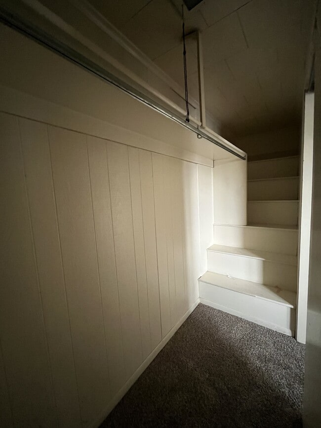 Building Photo - 611 Lincoln Way W