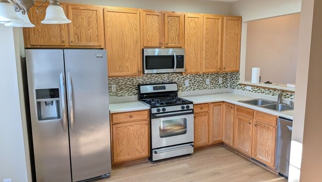 Building Photo - Amazing Apple Valley Townhome 4bd 3.5 Bath!!!