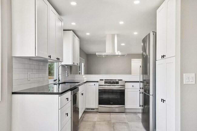 Building Photo - Inviting Everett Home Featuring 3 Bedrooms, Fireplace, and Fully Fenced Backyard