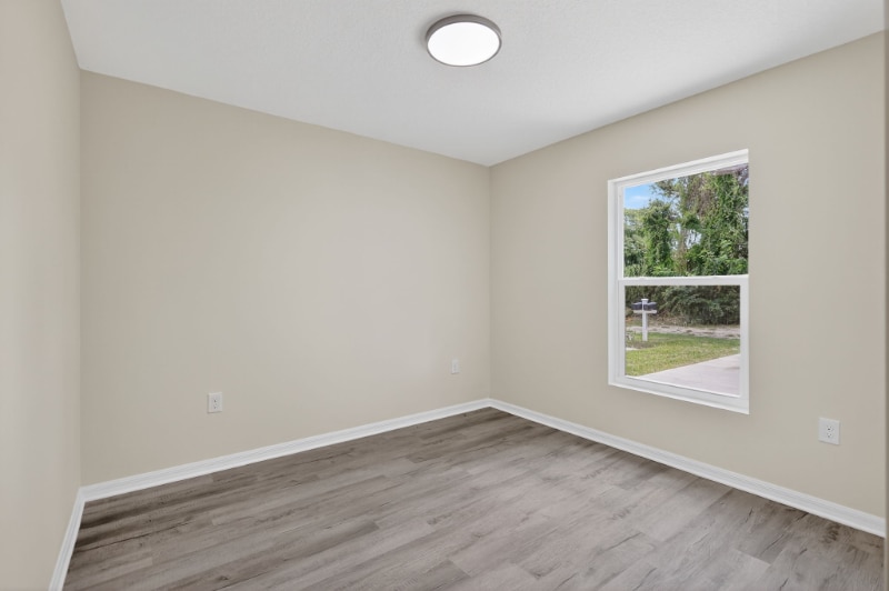 Building Photo - 916 23rd St E