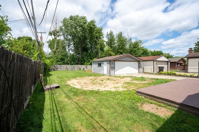 Building Photo - 15841 Dort St