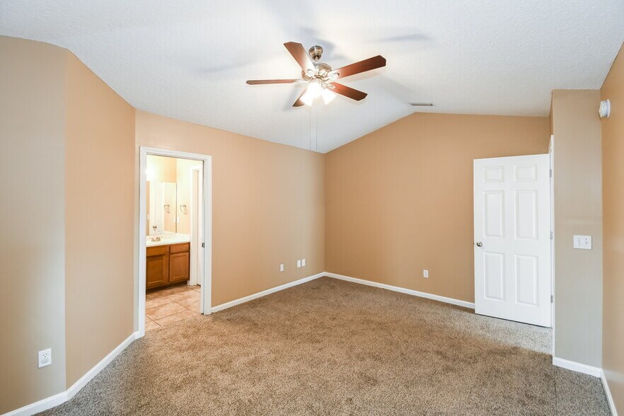 Building Photo - 5549 Oak Crossing Dr