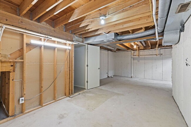 Building Photo - Conveniently Located Townhome with Garage ...