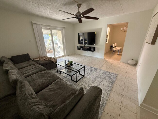 Building Photo - Furnished first floor Brand new renovated apartment