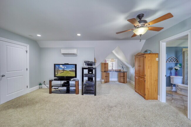 Building Photo - 137 N Ridge Ln