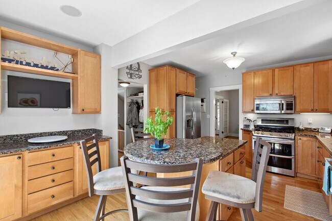 Building Photo - *Beautifully Updated & Spacious 4BD/4BA Si...