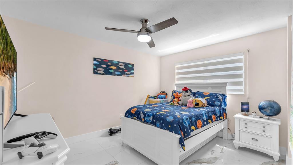 Building Photo - 8425 Southampton Dr