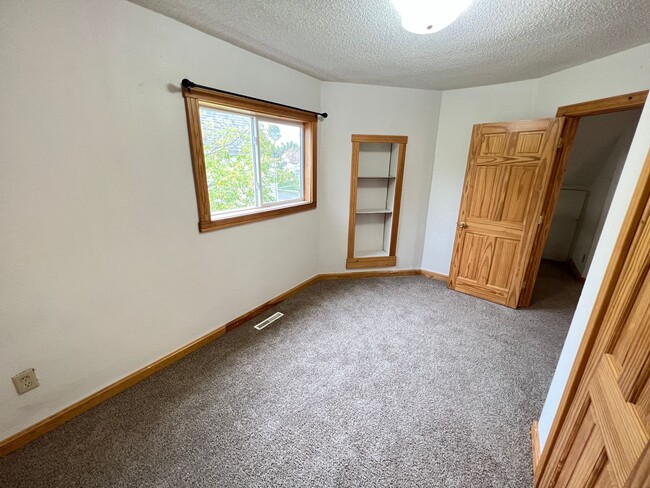 Building Photo - AVAILABLE FEBRUARY - SPACIOUS 3bd/2ba!