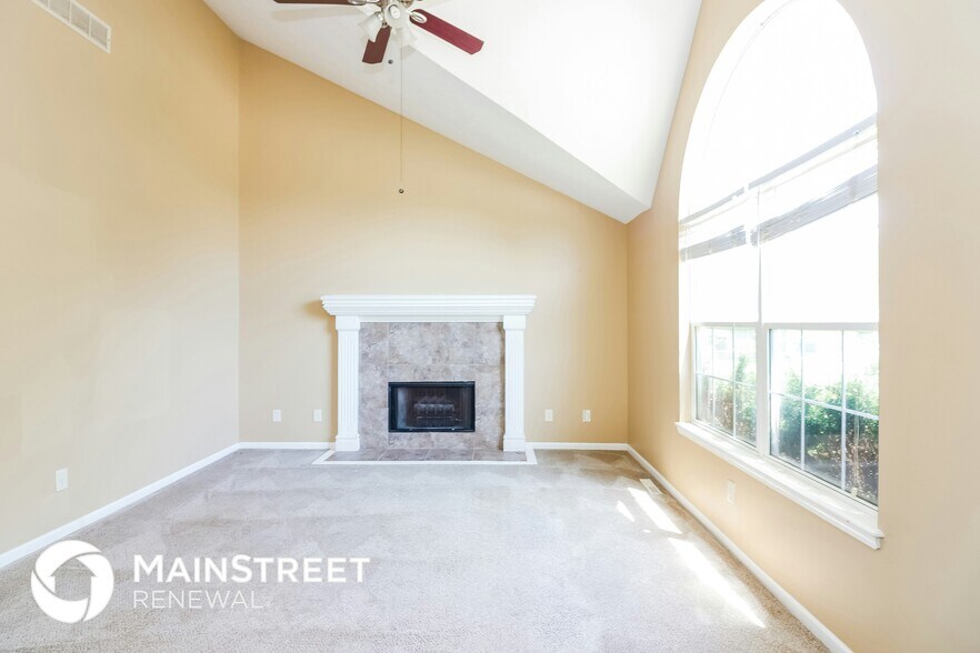 Building Photo - 2026 Grove Cir