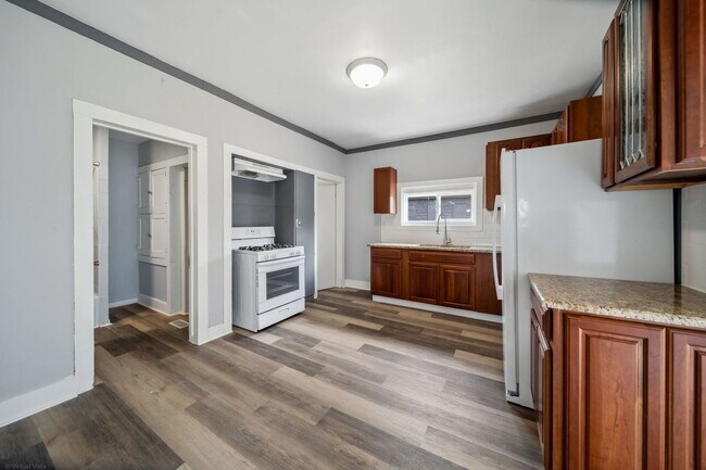 Building Photo - 132 Akin Ave