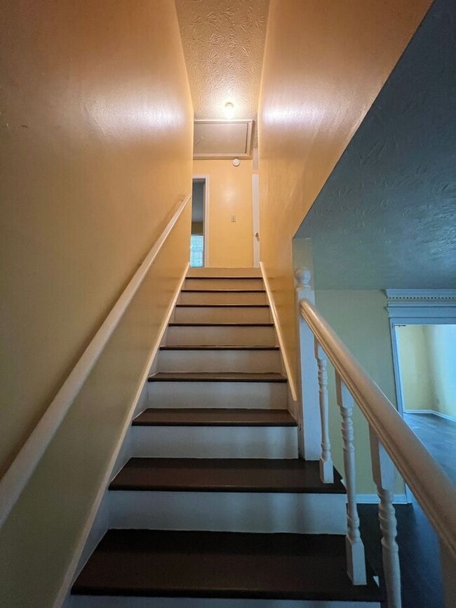 Building Photo - NOW AVAILABLE!!! Beautiful Townhome with M...