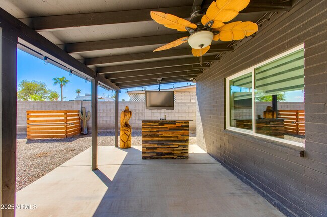 Building Photo - 3009 E Dahlia Dr