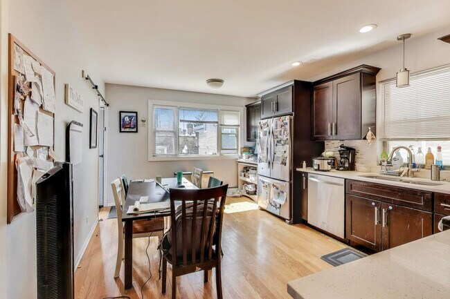 Building Photo - 5140 N Leavitt St