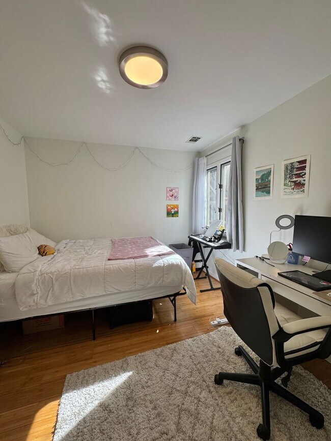 Building Photo - Mill Creek Townhome