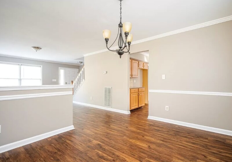 Building Photo - 10420 Meadow Crest Ln