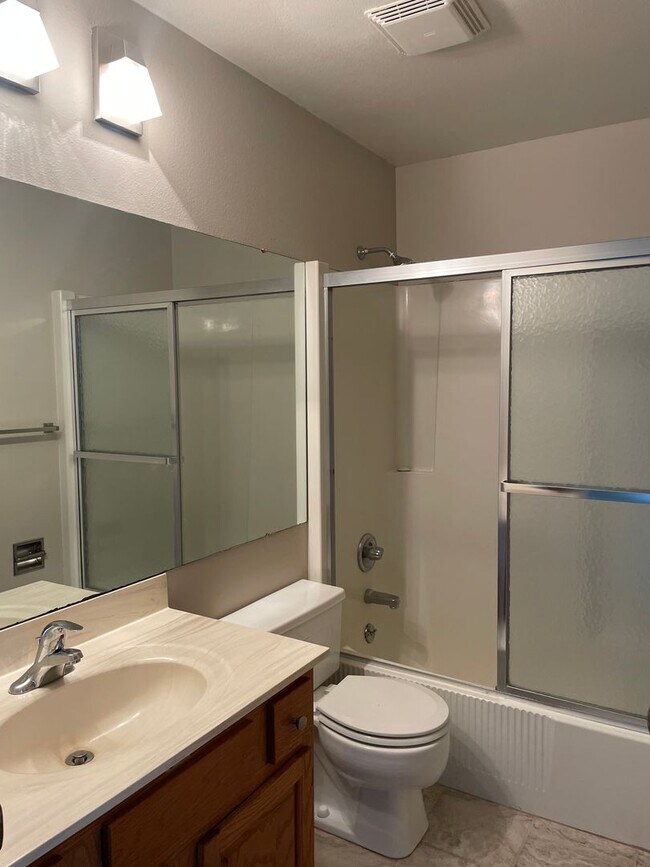 Building Photo - 2 Bed/1.5 Bath Condo Close to UIHC!