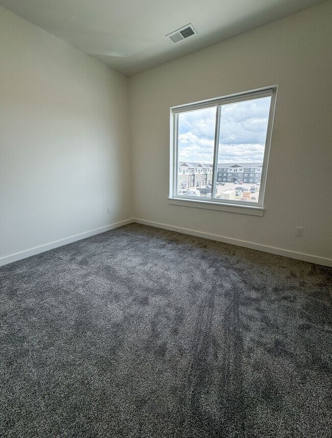 Building Photo - BRAND NEW Pet Friendly 1 bed/ 1 bath apart...