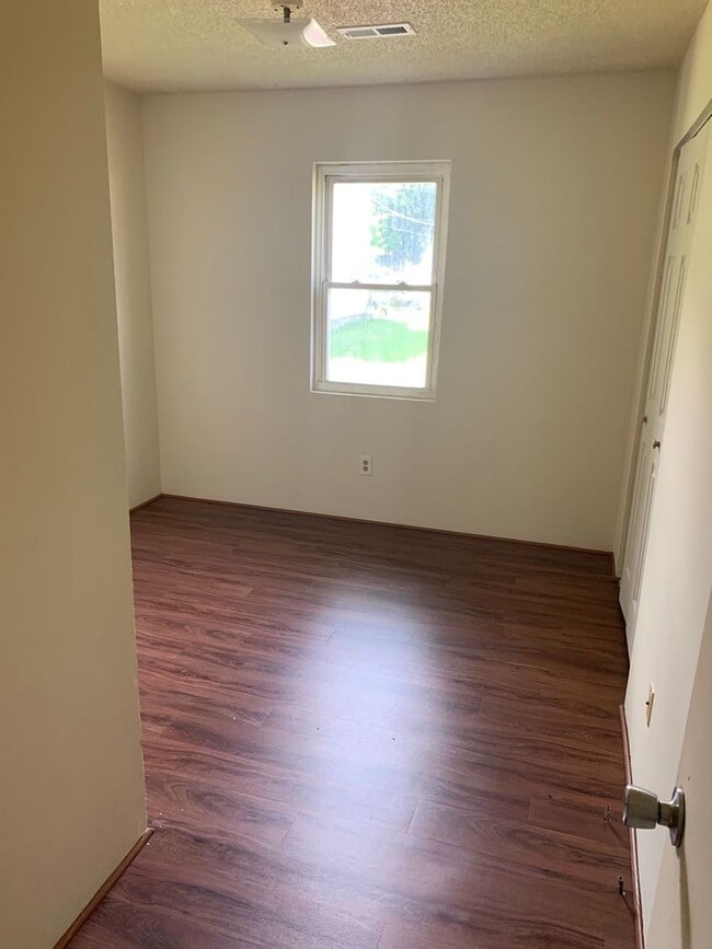 Building Photo - Quaint home located in City Limits