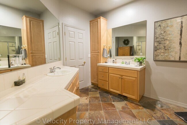 Building Photo - Beautiful Townhouse in Broken Top with Two...