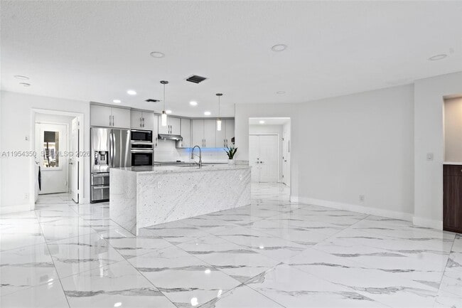 Building Photo - 6357 Brava Way