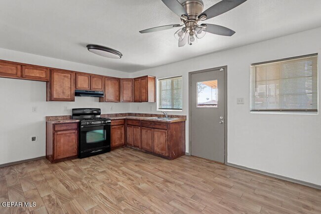 Building Photo - 5736 Sun Valley Dr