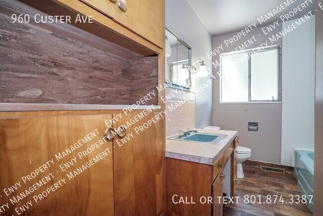 Building Photo - 960 Custer Ave