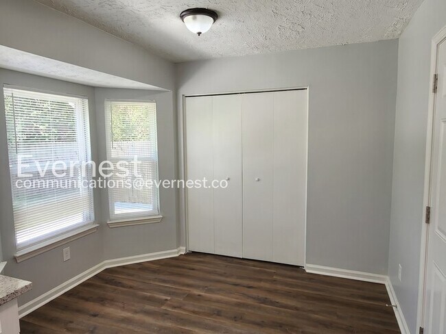 Building Photo - 3 Bed/2 Bath Home with Garage / Pet-Friendly / Coming Soon!
