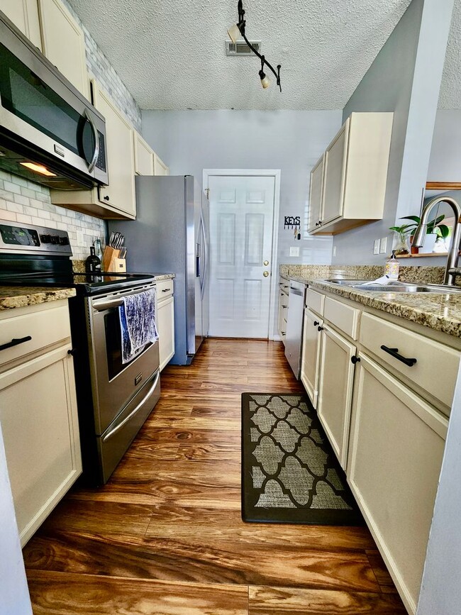 Building Photo - Adorable, well taken care of three bedroom...