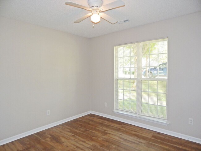 Building Photo - 657 Montgomery Dr