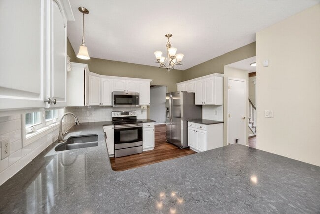 Building Photo - SPACIOUS LIVING!!  4 Bedrooms, 2.5 Bathrooms Home in Des Moines!