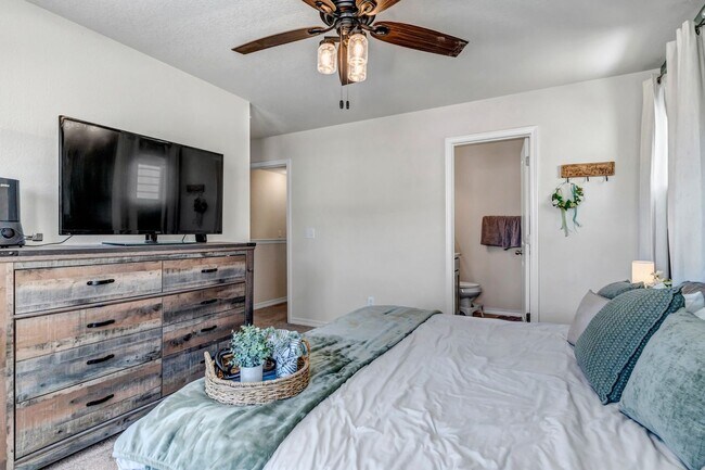 Building Photo - Like new home on Linley for rent