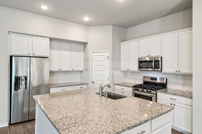 Building Photo - 10208 High Noon Dr