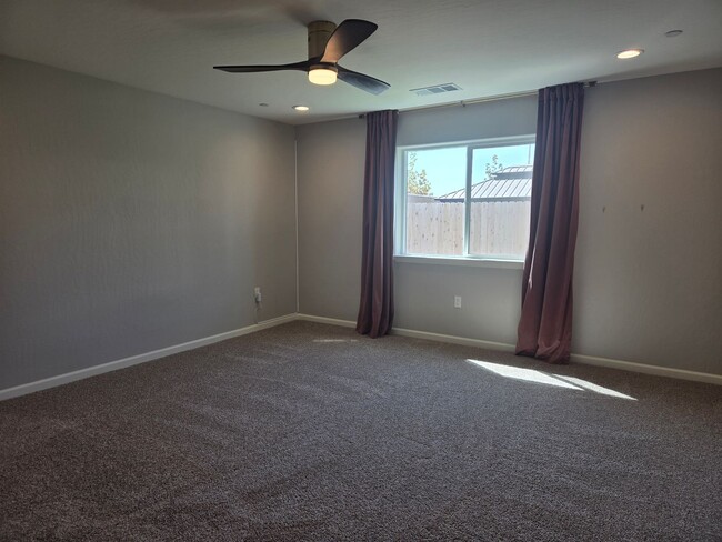 Building Photo - 3 BR 2 BA Available Now