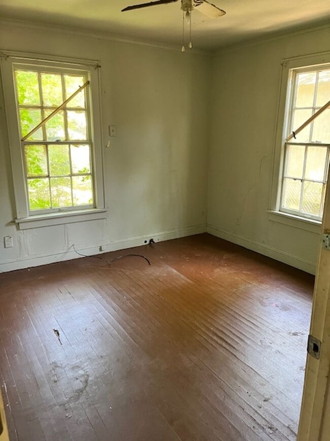 Building Photo - Classic 2 Bedroom Home - Central HVAC!