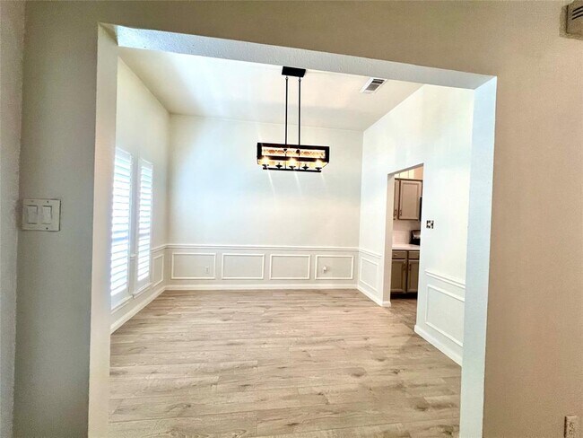 Building Photo - 5012 N Nelson Dr