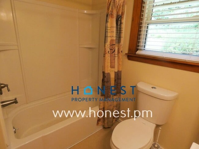 Building Photo - 523 Memorial Dr