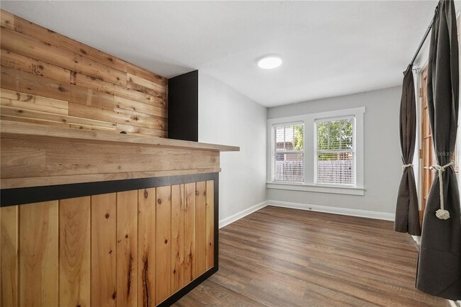 Building Photo - 227 W Fern St