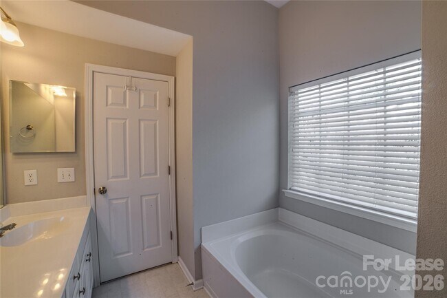 Building Photo - 6434 Gatesville Ln