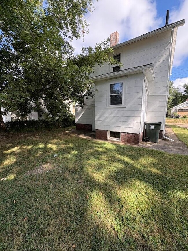 Building Photo - Two bedroom one bathroom home for rent