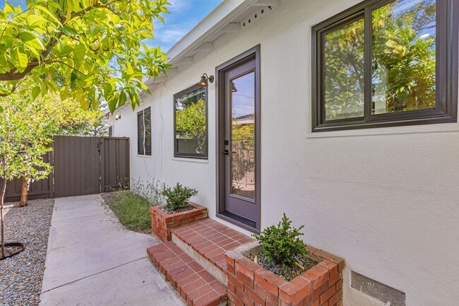 Building Photo - Remodeled Home in near Downtown Mountain View