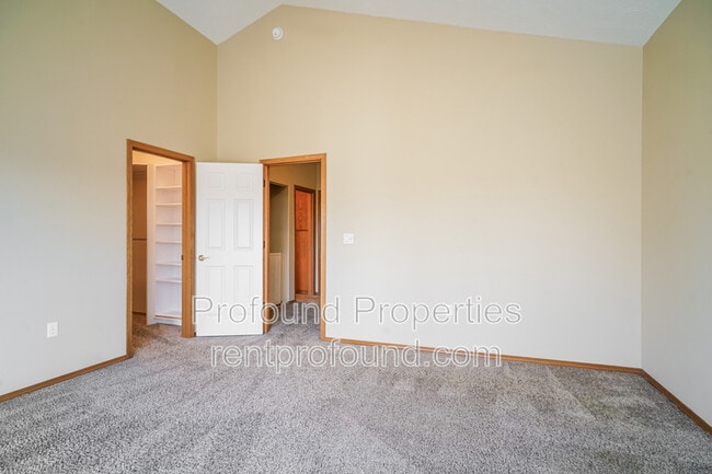 Building Photo - 2623 NE Rocky Butte Rd