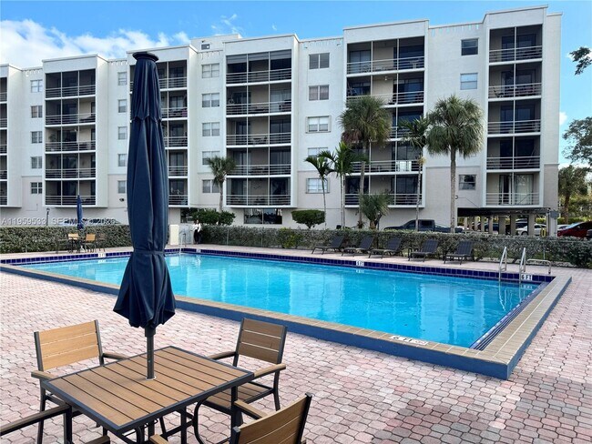 Building Photo - 2821 N Miami Beach Blvd