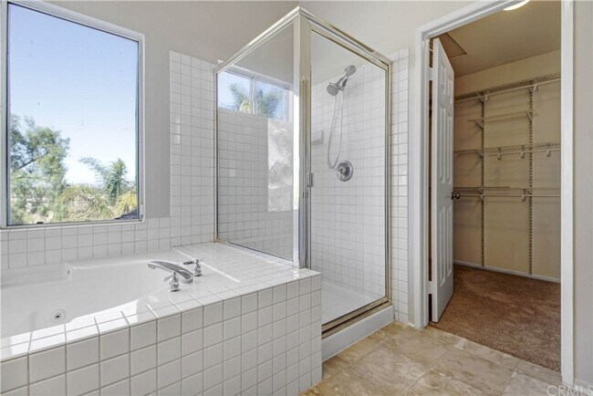 Building Photo - View Home 3 Bedrooms Plus