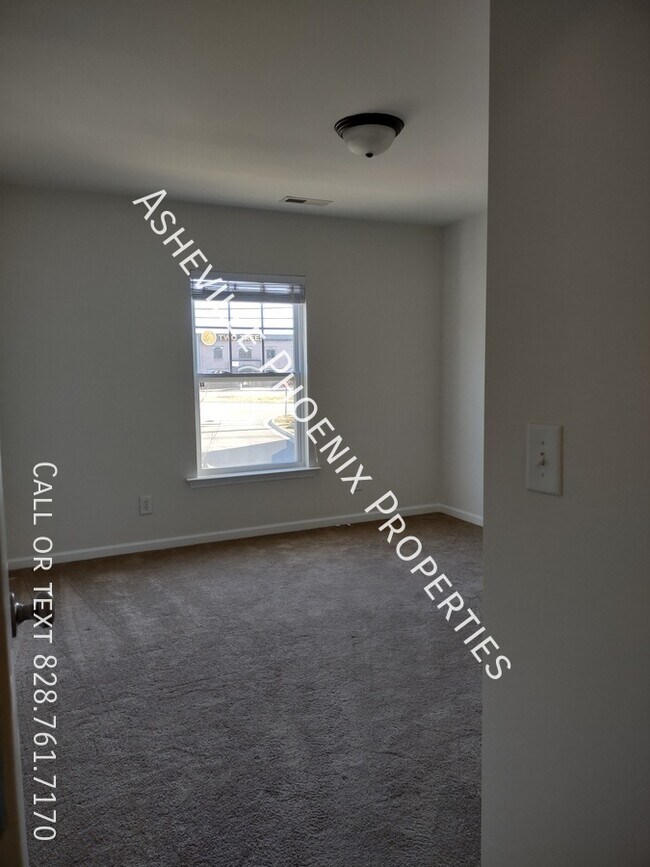 Building Photo - 64 Amersham Ln