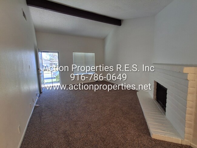 Building Photo - 2 Bed, 2 Bath - 1 Car Garage - Duplex - Pr...