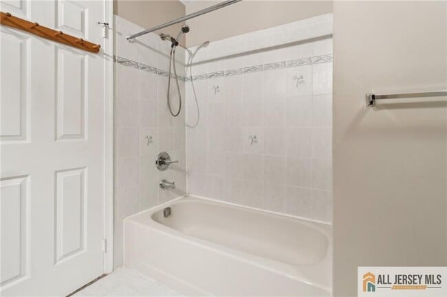 Building Photo - 10 Brookline Ct